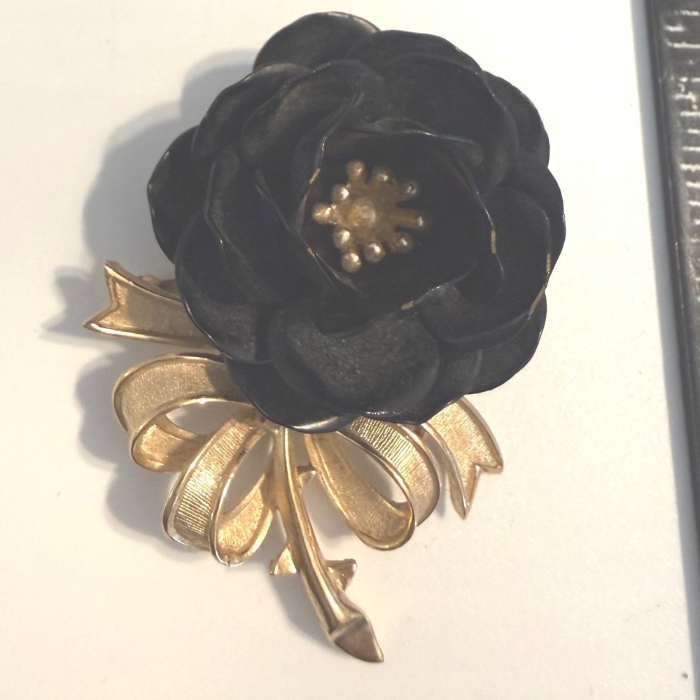 Vintage Trifari Crown Mark Black Rose Flower Brooch Gold Tone Bow Pin